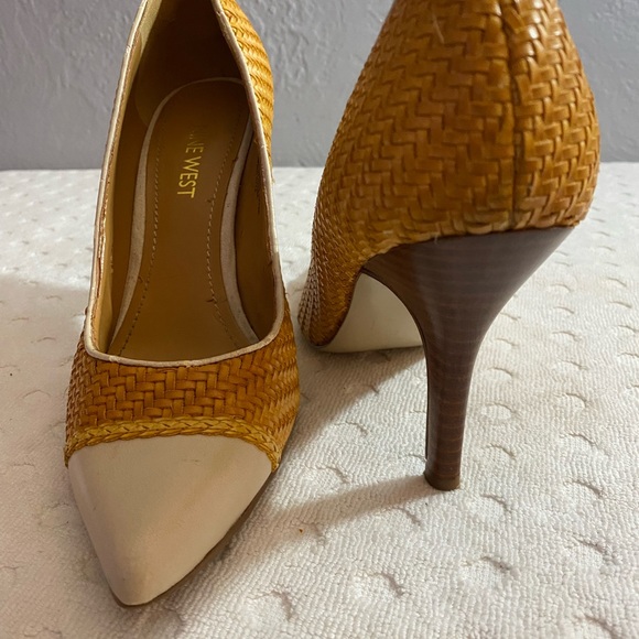 NINE WEST Woven Cream and Yellow Spectators - Picture 4 of 14